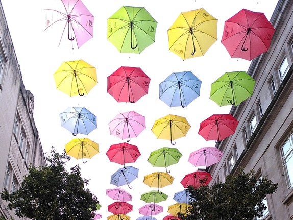 Straßenszene in LIverpool: Regenschirme überspannen Fußgängerzone